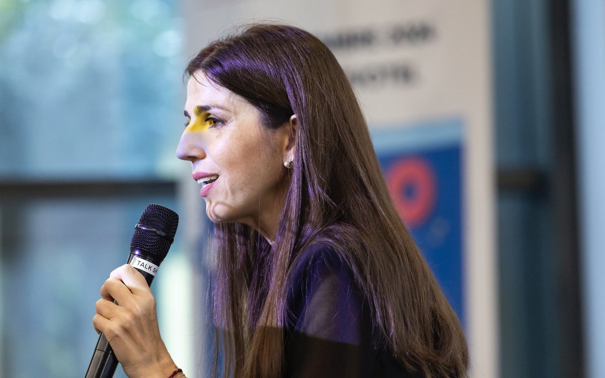 Virginie Dubost de profil, micro à la main, lors d’une table ronde.
