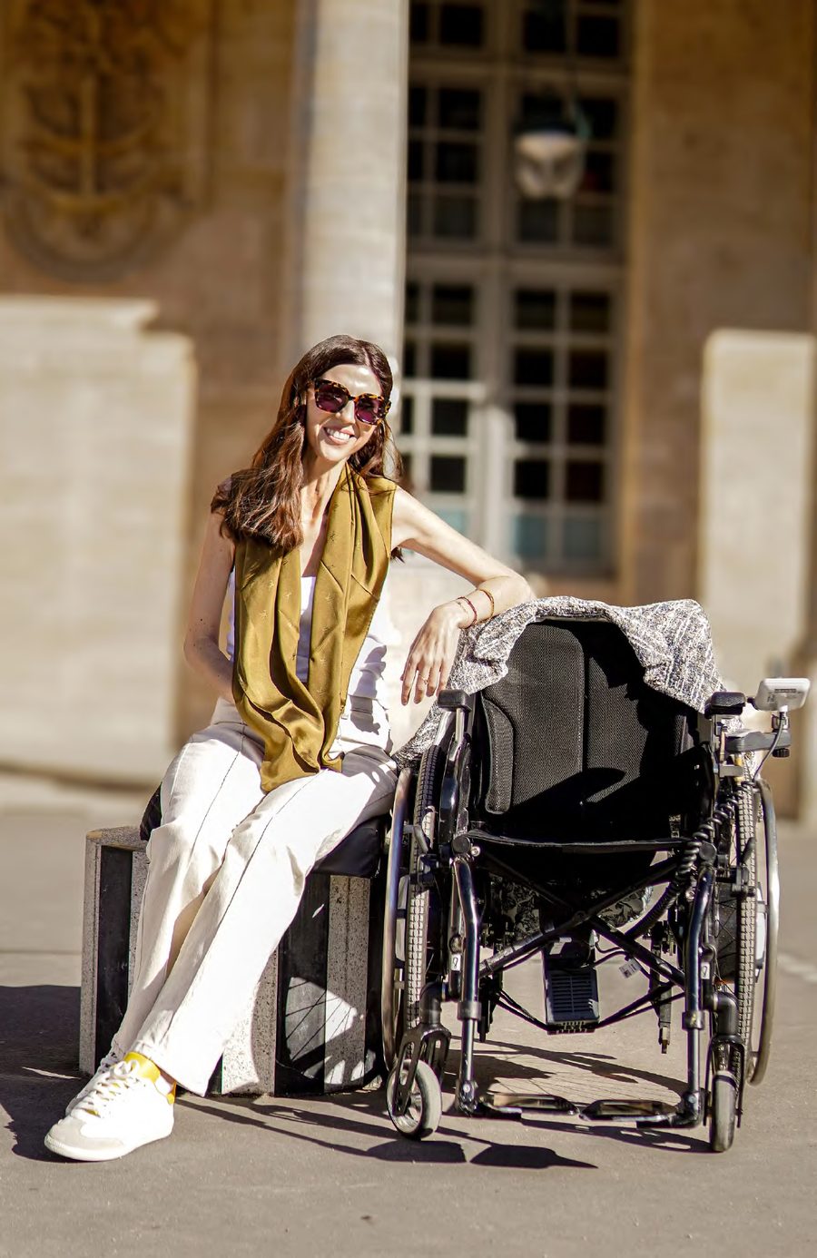 Virginie Dubost en extérieur à Paris, à côté de son fauteuil roulant.