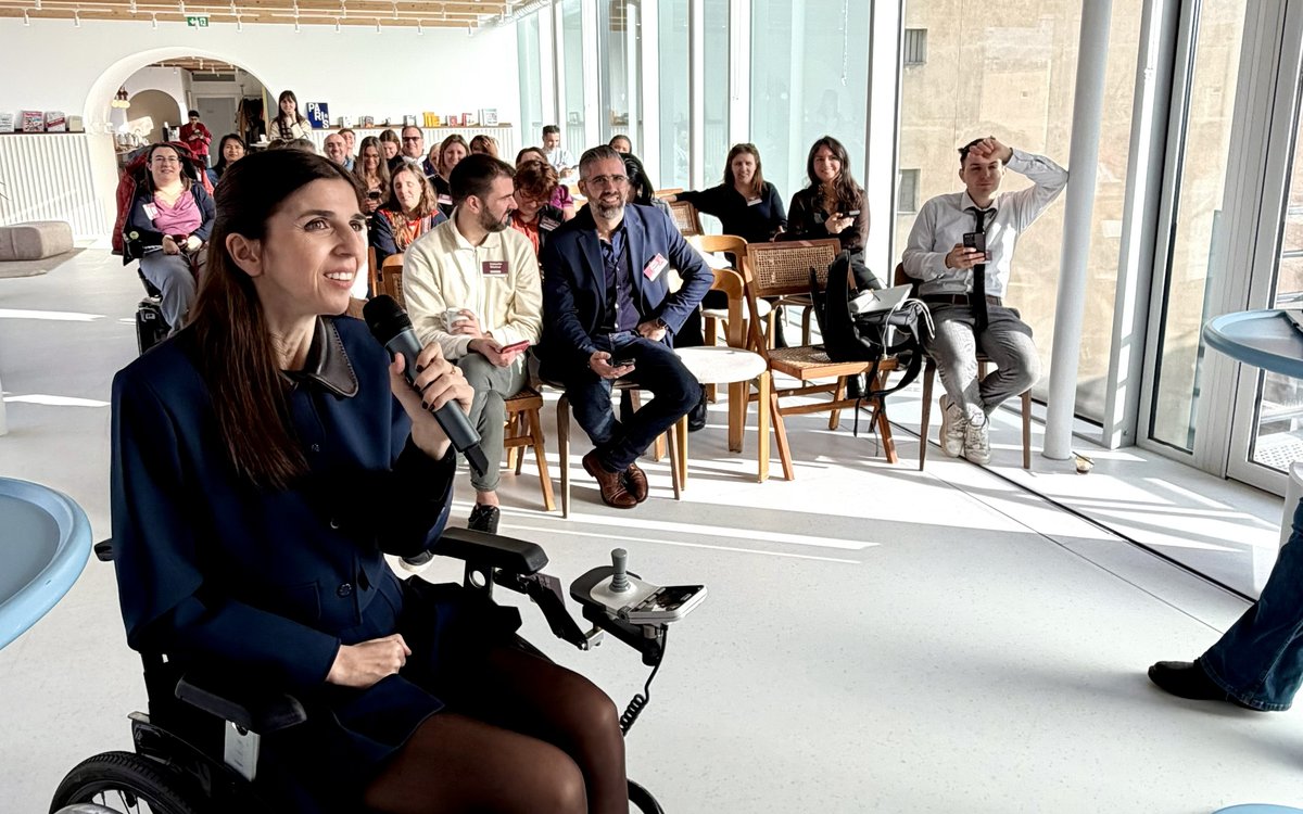 Virginie Dubost au micro face à un public assis, lors d’une conférence.
